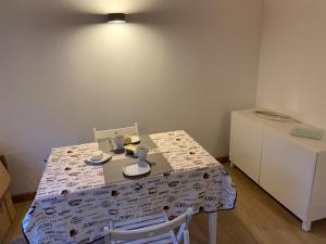 uma mesa de jantar com 2 cadeiras e uma mesa com uma toalha de mesa em Fazenda Apartments - Apartment 2 em Lajes das Flores