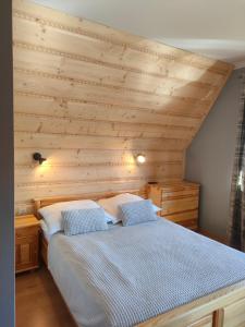 Een bed of bedden in een kamer bij Bafia - pokoje gościnne