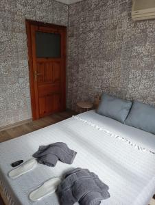 ein Schlafzimmer mit einem Bett mit Handtüchern darauf in der Unterkunft Konyaaltı Tunç Apart in Antalya