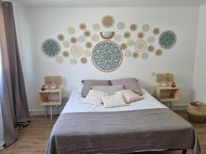 Postel nebo postele na pokoji v ubytování T2 Calvi entierement équipé à 150m de la plage.
