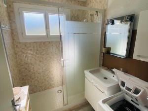 Kúpeľňa v ubytovaní Studio Confortable avec Balcon, Clim, Wi-Fi, Proche Thermes et Centre-ville, Animaux Bienvenus - FR-1-703-118