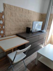 una oficina con escritorio y ordenador portátil. en Studio meublé - Arpajon Eglise, en Arpajon