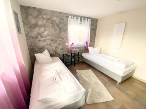 Llit o llits en una habitació de Ferienvilla am Brückelsee