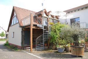 une maison avec un escalier en colimaçon sur son côté dans l'établissement Monte Maurizio, à Röthenbach an der Pegnitz