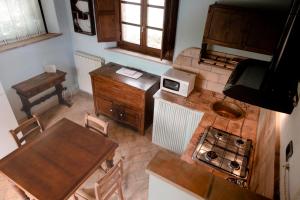 Agriturismo Il Serraglio的厨房或小厨房