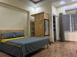- une chambre avec un lit et une étagère dans l'établissement S23 homestay, à Hai Phong
