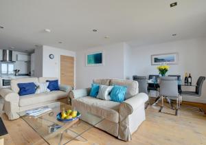 uma sala de estar com dois sofás e uma mesa em 2 Ocean Point em Braunton