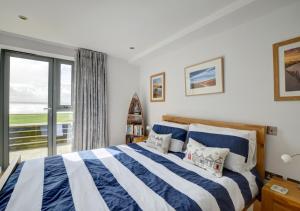 um quarto com uma cama e vista para o oceano em 2 Ocean Point em Braunton