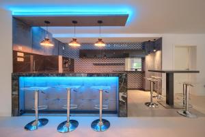 a kitchen with a blue bar with stools at Villa Uno in Sitio de Calahonda