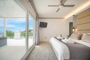 a bedroom with a bed and a view of the ocean at Villa Uno in Sitio de Calahonda