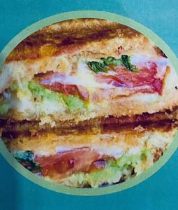 twee helften van een sandwich op een bord bij Sri Langit Hotel KLIA, KLIA 2 & F1 in Sepang