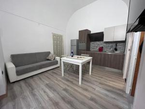 sala de estar con sofá y mesa en Casa vacanze la volta en Rodi Garganico