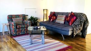 uma sala de estar com um sofá e uma mesa em 33SM Dreams Unlimited Serviced Accommodation- Staines - Heathrow em Stanwell