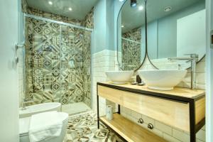 uma casa de banho com 2 lavatórios e um chuveiro em Italianflat - Angolino dei navigli em Milão