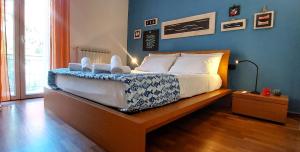 een slaapkamer met een bed en een blauwe muur bij CasAmare Portovenere in Portovenere