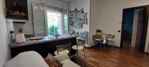 een keuken met een aanrecht en een tafel met stoelen bij CasAmare Portovenere in Portovenere +32 foto's