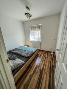 Schlafzimmer mit einem Bett und einem Fenster in der Unterkunft Modern Apartment in Września