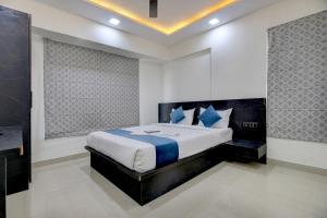 um quarto com uma cama grande num quarto em StayBird - Silver Oak, An Apartment Hotel, Kharadi em Pune