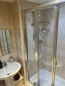 a bathroom with a shower and a sink at Easy Stay London - Bright and airy 2Bed Apart in London