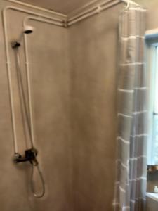 um chuveiro na casa de banho com uma cortina de chuveiro em Mummola em Taluskylä