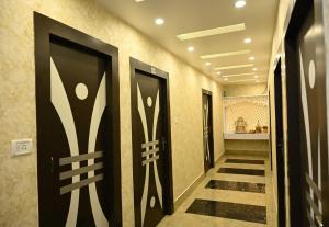 a hallway with black doors in a building at Hotel Glance Inn in Gulzārbāgh