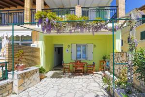 A balcony or terrace at Kaminaki Beachfront Apartments