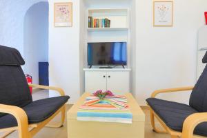 A television and/or entertainment centre at Kaminaki Beachfront Apartments