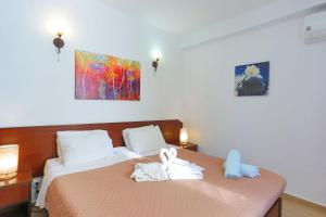 A bed or beds in a room at Kaminaki Beachfront Apartments