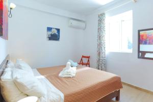 A bed or beds in a room at Kaminaki Beachfront Apartments