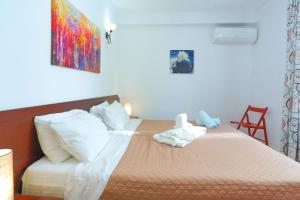 A bed or beds in a room at Kaminaki Beachfront Apartments