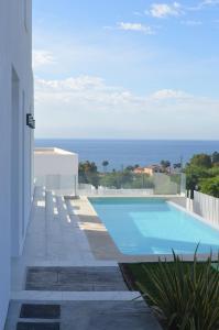 Basen w obiekcie Villa Eliseo - private pool and sea views I 2400 lub w pobliżu