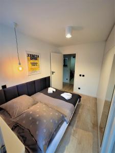 una camera con un grande letto di Apartament z sauną Polanica-Zdrój a Polanica-Zdrój