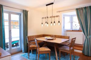 una sala da pranzo con tavolo e sedie di Ferienwohnung BERGerholen a Mittenwald