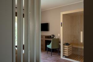 una camera con scrivania e sedia di Altarocca Wine Resort Adults Only a Orvieto