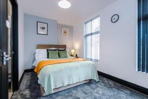 a bedroom with a large bed and a window at Mansa Musa House - 5 Bed 5 En Suite Bathrooms, Newly Refurbished House with free parking outside in Liverpool