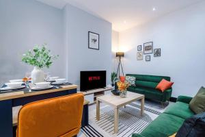sala de estar con sofá verde y mesa en Mansa Musa House - 5 Bed 5 En Suite Bathrooms, Newly Refurbished House with free parking outside en Liverpool
