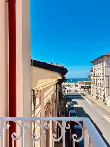 uma varanda de um edifício com vista para uma rua em A casa di Mario e Nenè em Viareggio