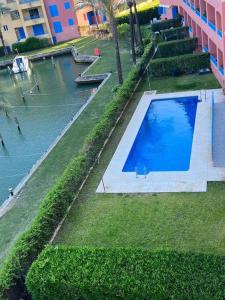 una vista aérea de una piscina junto a un río en Sotogrande Marina Beach, en Sotogrande