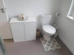 baño con aseo y armario blanco en Apartment in Failsworth en Mánchester