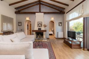 TV a/nebo společenská místnost v ubytování Impresionante villa entre mar y montaña