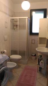 y baño con ducha, aseo y lavamanos. en Casa vacanze Maria su Castro Marina, Lecce - Salento en Vignacastrisi
