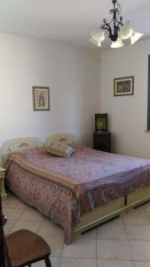 1 dormitorio con 1 cama grande y TV en Casa vacanze Maria su Castro Marina, Lecce - Salento en Vignacastrisi