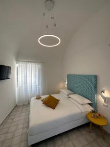 Hotel Torre Di Milo tesisinde bir odada yatak veya yataklar