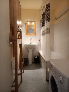Kúpeľňa v ubytovaní Appartement vue mer et piscine à Guidel - 42m² - Tennis