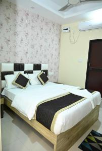 un dormitorio con una cama grande en una habitación en Hotel O Glance Inn, en Patna