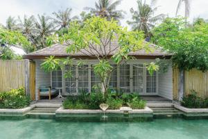 Kardia Resort Gili Trawangan A Pramana Experience外面的花园