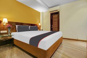 Collection O Hotel Royal Jihaan في لوديانا: غرفة نوم بسرير كبير في غرفة