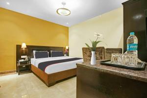 Collection O Hotel Royal Jihaan في لوديانا: غرفه فندقيه سرير كبير وكاونتر