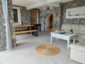 ein Wohnzimmer mit einem Sofa und einem Tisch in der Unterkunft Vineyard cottage Lan na Hribu in Semič