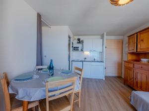 Kuchyň nebo kuchyňský kout v ubytování Apartment Front de Mer-8 by Interhome